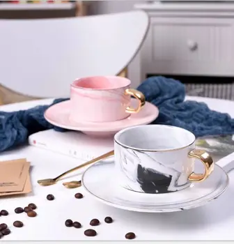 Iskandinav minimalist mermer seramik kahve fincan ve çay tabağı seti İngiliz öğleden sonra çay bardağı kırmızı yaratıcı çift fincan ve çay tabağı kupalar