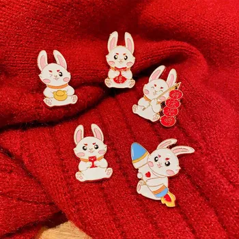 Karikatür Sevimli Hayvan Tavşan Emaye Broş Yeni Yıl Küçük Beyaz Tavşan Kolye Fener Hongbao Festivali alaşımlı pimler Takı 2023 0