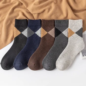 2022 Yeni 5 Pairs Kalınlaşmış Sıcak Basit Geometrik Elmas Havlu erkek Yün Çorap Sonbahar ve Kış rahat elbise Erkek Çorap